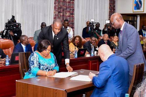 La RDC et la CPI s'accordent pour lutter contre les crimes de guerre La RDC et la CPI s'accordent pour lutter contre les crimes de guerre