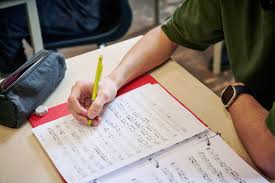 Insolite : Pour la 27e foi,un millionnaire chinois passe le bac Insolite : Pour la 27e foi,un millionnaire chinois passe le bac