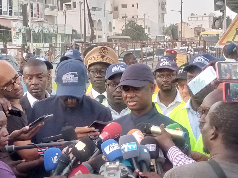 Répression des manifestations violentes de juin: Antoine Diome annonce une enquête sur les vidéos présumés nervis Répression des manifestations violentes de juin: Antoine Diome annonce une enquête sur les vidéos présumés nervis