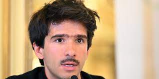 Juan Branco placé sous contrôle judiciaire avec une ordre d'expulsion vers la France Juan Branco placé sous contrôle judiciaire avec une ordre d'expulsion vers la France