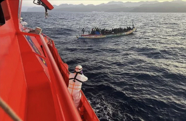 Émigration clandestine : 65 migrants sénégalais secourus par la marine royale marocaine. Émigration clandestine : 65 migrants sénégalais secourus par la marine royale marocaine.