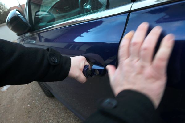 INSOLITE. Il cambriole une voiture, oublie son téléphone à l'intérieur et porte plainte contre sa victime INSOLITE. Il cambriole une voiture, oublie son téléphone à l'intérieur et porte plainte contre sa victime