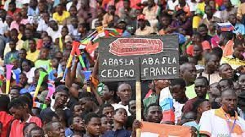 Des milliers de Nigériens manifestent pour le départ des troupes françaises