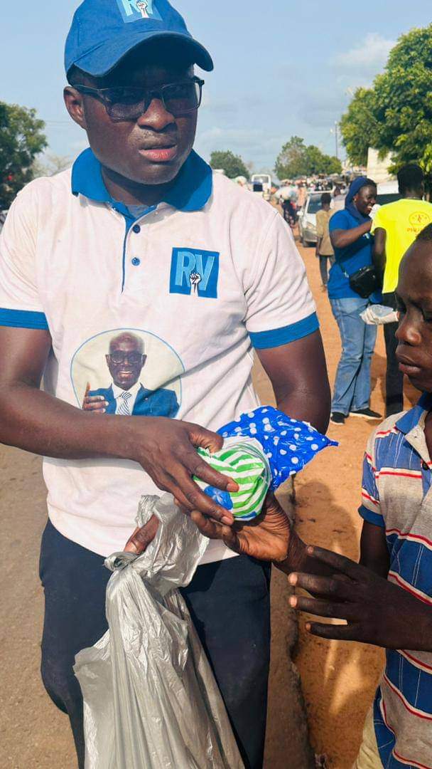 MAGAL DE TOUBA 2023 : Les camarades de Thierno Alassane Sall soulagent les pèlerins.