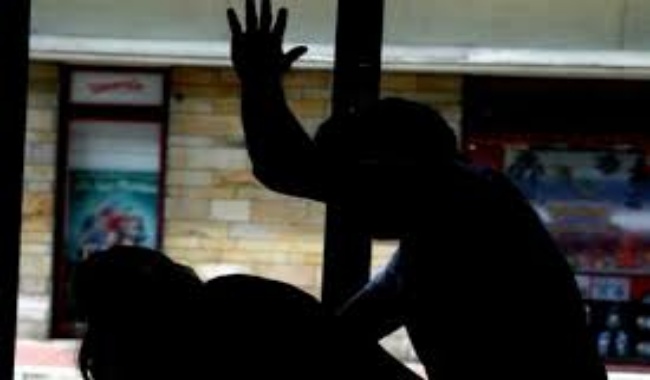 Battue par son père, une fille succombe à ses blessures puis inhumée  en cachette