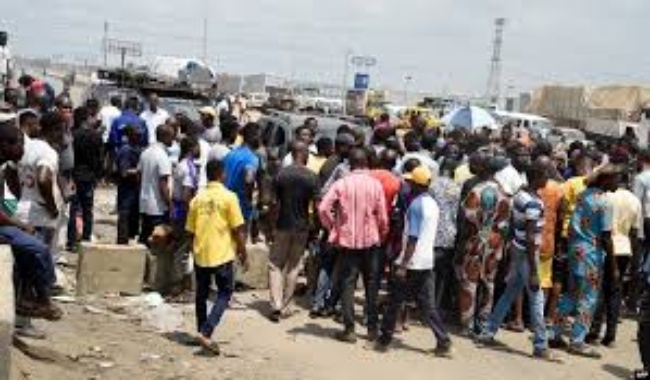 Double meurtre à Thiaroye : Après avoir mortellement poignardé son collègue, un pêcheur a été attrapé et lynché à mort par la foule Double meurtre à Thiaroye : Après avoir mortellement poignardé son collègue, un pêcheur a été attrapé et lynché à mort par la foule