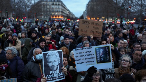 Un rassemblement de soutien à Julian Assange à Paris