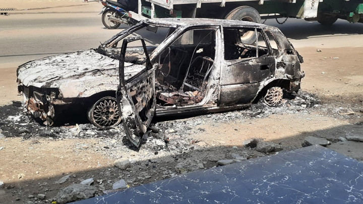 Ouakam sous tension : Incendie d'un taxi suite au décès d'un jeune du quartier Ouakam sous tension : Incendie d'un taxi suite au décès d'un jeune du quartier