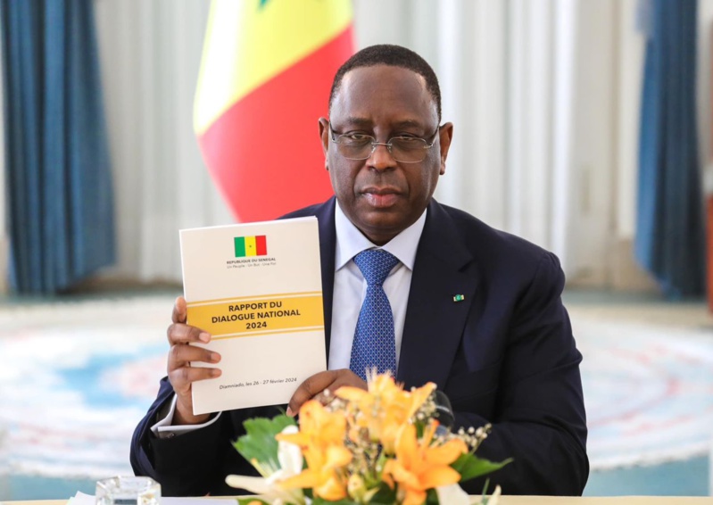 Macky Sall reçoit le rapport du Dialogue National Macky Sall reçoit le rapport du Dialogue National