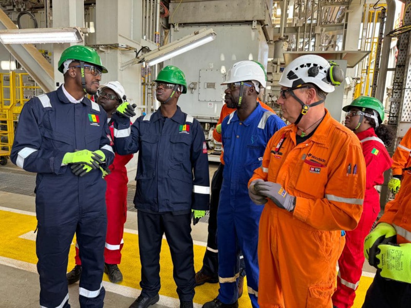 Arrivée du Premier Baril de Pétrole Prévue entre Mai et Juillet 2024 : Visite de Chantier d'Antoine Félix Diome et ses Collaborateurs