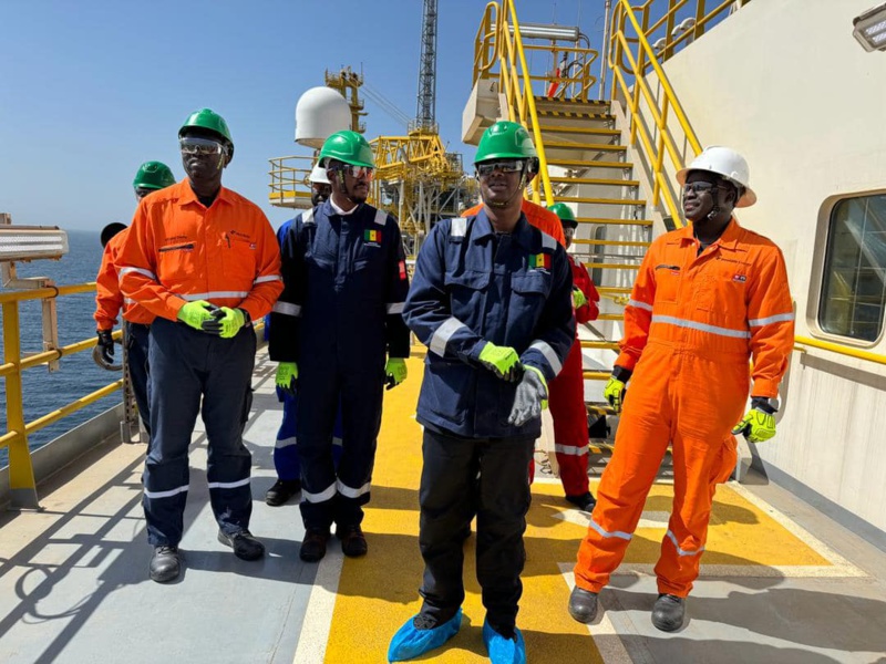 Arrivée du Premier Baril de Pétrole Prévue entre Mai et Juillet 2024 : Visite de Chantier d'Antoine Félix Diome et ses Collaborateurs