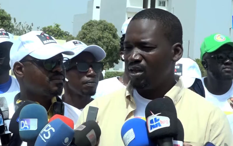 Y'en a marre met en garde le ministre de l'Intérieur lors de la campagne "Jëli Sama Carte, Ngir Woté" à Thiès Y'en a marre met en garde le ministre de l'Intérieur lors de la campagne "Jëli Sama Carte, Ngir Woté" à Thiès