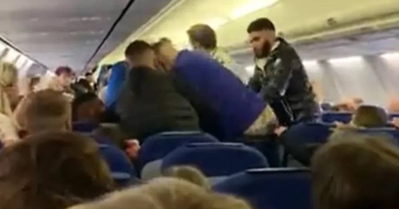 Scène de Bagarre Violente à Bord d'un Avion en Route de Naples à Ibiza Scène de Bagarre Violente à Bord d'un Avion en Route de Naples à Ibiza