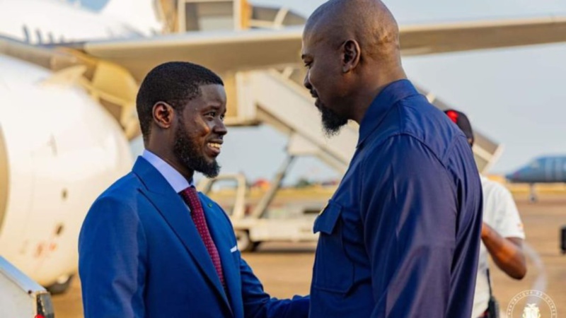 Rencontre diplomatique : Bassirou Diomaye Faye reçu par Mamadi Doumbouya en Guinée Rencontre diplomatique : Bassirou Diomaye Faye reçu par Mamadi Doumbouya en Guinée