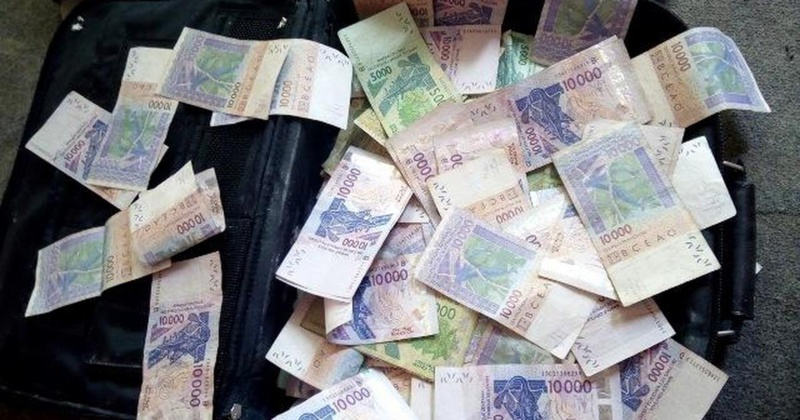 Démantèlement d'un réseau de faux monnayage à Thiès : 1,97 milliard F CFA en faux billets saisis par la Sûreté urbaine Démantèlement d'un réseau de faux monnayage à Thiès : 1,97 milliard F CFA en faux billets saisis par la Sûreté urbaine