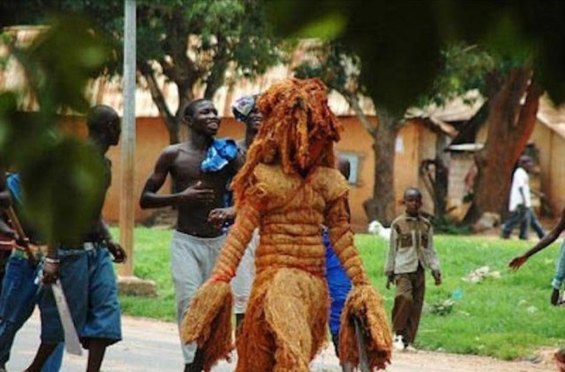 Tragédie à Goudomp : Un Kankourang mortellement percuté par un véhicule à Samine Tragédie à Goudomp : Un Kankourang mortellement percuté par un véhicule à Samine