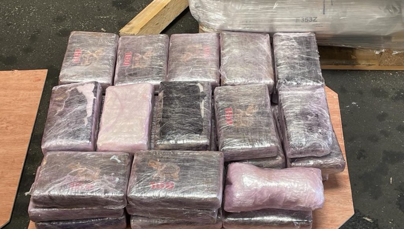 Saisie de 36 Plaquettes de Cocaïne d'une Valeur de 3,2 Milliards de Francs CFA à l'AIBD Saisie de 36 Plaquettes de Cocaïne d'une Valeur de 3,2 Milliards de Francs CFA à l'AIBD