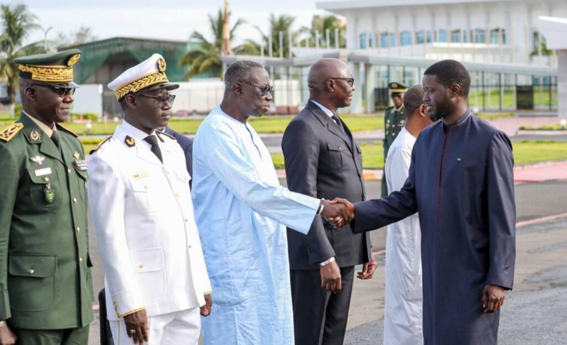 Le Président Diomaye Faye et son Épouse en Route pour les Jeux Olympiques de Paris Le Président Diomaye Faye et son Épouse en Route pour les Jeux Olympiques de Paris
