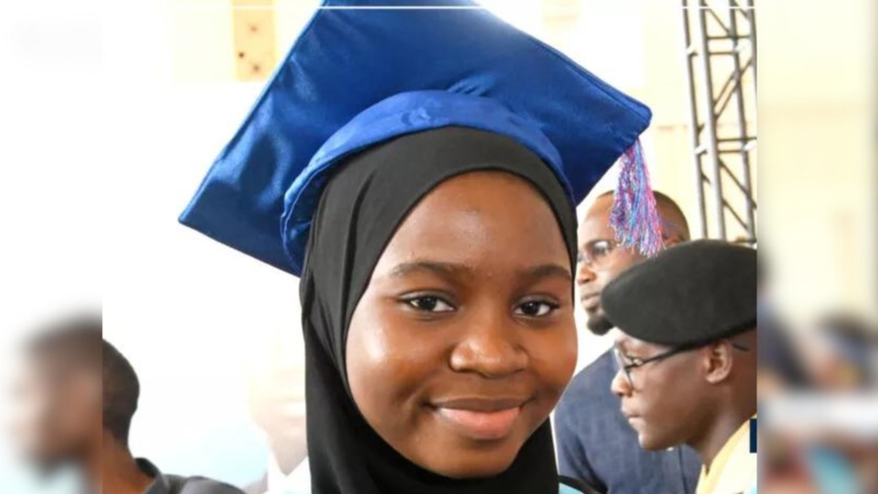 Zeinab Dienne Samb : Une lycéenne de 16 ans établit un record historique au Concours général du Sénégal Zeinab Dienne Samb : Une lycéenne de 16 ans établit un record historique au Concours général du Sénégal