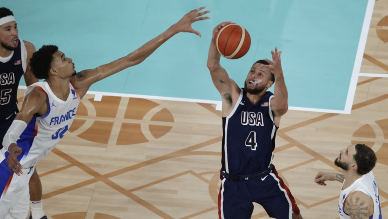 La France s'incline face aux États-Unis en finale du tournoi olympique de basketball La France s'incline face aux États-Unis en finale du tournoi olympique de basketball