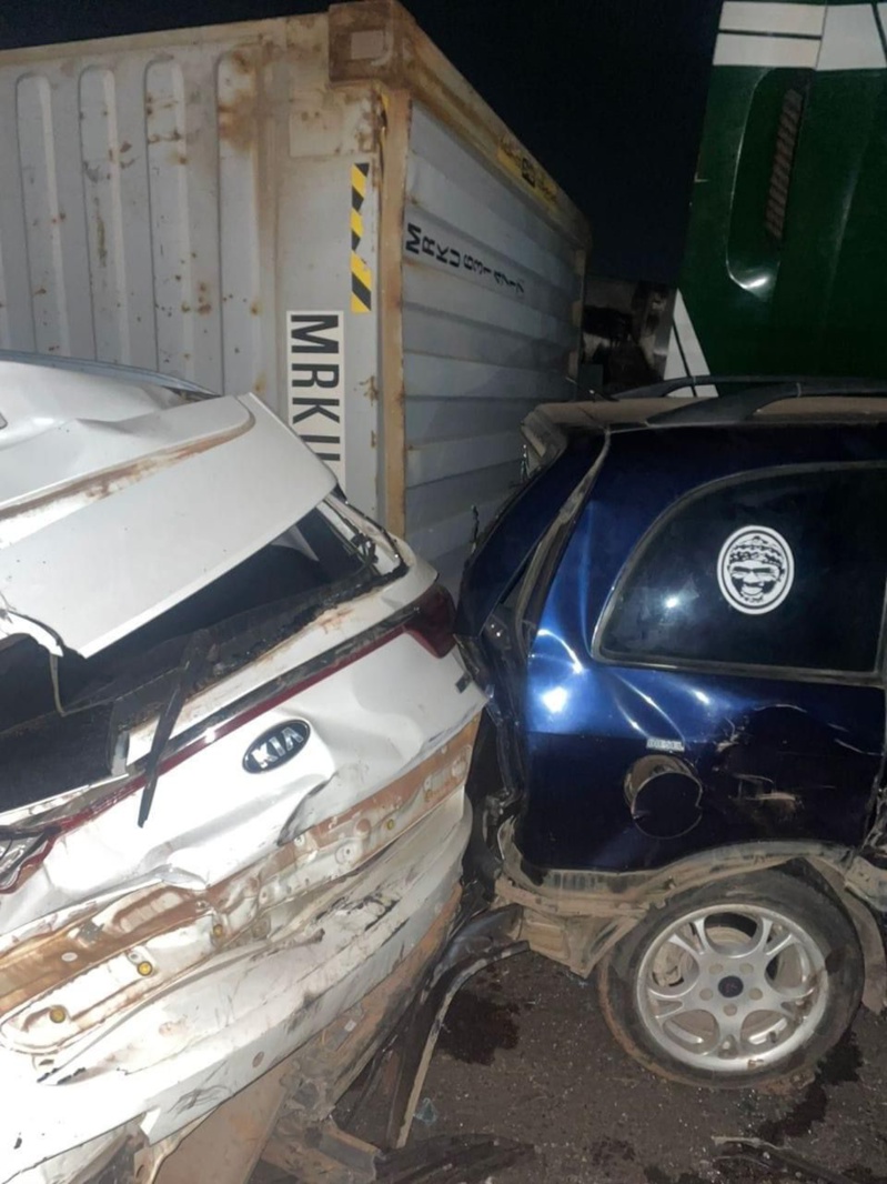 Accident sur l'axe AIBD-Dakar : Un porte-conteneurs se renverse sur plusieurs véhicules* Accident sur l'axe AIBD-Dakar : Un porte-conteneurs se renverse sur plusieurs véhicules*