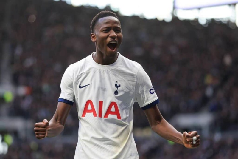 Pape Matar Sarr marque lors de la victoire de Tottenham en Ligue Europa Pape Matar Sarr marque lors de la victoire de Tottenham en Ligue Europa