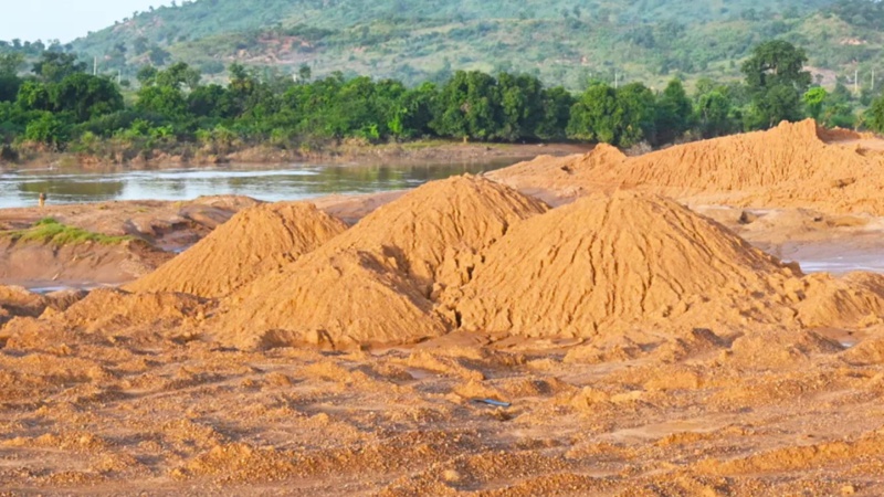 Le président Bassirou Diomaye Faye insiste sur la stricte application de la suspension des activités minières autour de la Falémé Le président Bassirou Diomaye Faye insiste sur la stricte application de la suspension des activités minières autour de la Falémé
