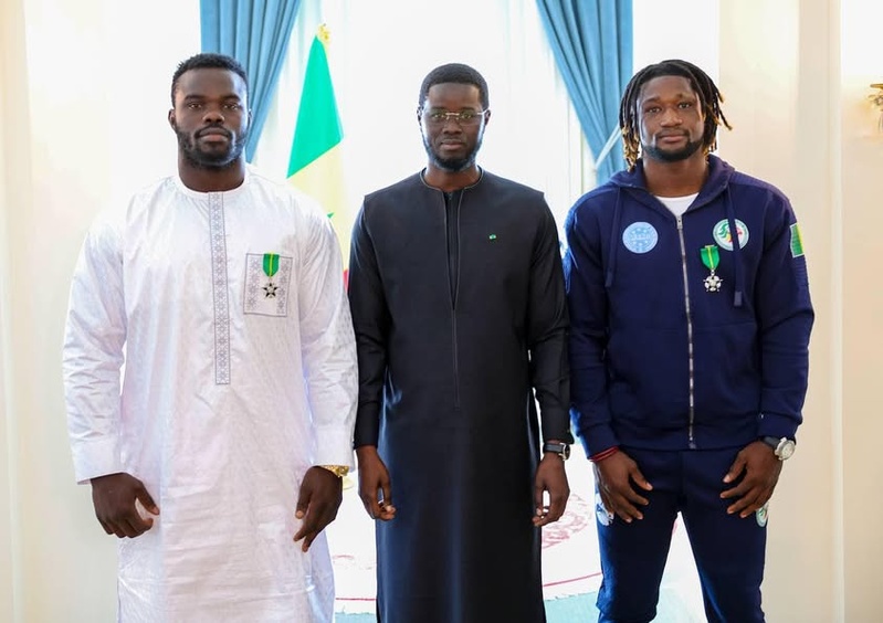 Le président de la République, Bassirou Diomaye, a reçu ce mardi Reug Reug et Tafsir Ba, deux champions du monde sénégalais dans les sports de combat. Ces deux sportifs de haut niveau ont été élevés par le chef de l’État au rang de chevaliers de l’o Le président de la République, Bassirou Diomaye, a reçu ce mardi Reug Reug et Tafsir Ba, deux champions du monde sénégalais dans les sports de combat. Ces deux sportifs de haut niveau ont été élevés par le chef de l’État au rang de chevaliers de l’o