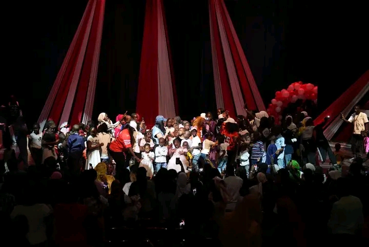 Animations et cadeaux : L’Arbre de Noël de la Présidence fait briller les yeux des enfants… Animations et cadeaux : L’Arbre de Noël de la Présidence fait briller les yeux des enfants…