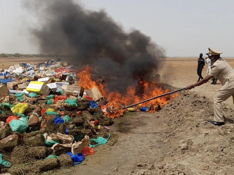 Mbacké : Plus de 60 tonnes de produits impropres incinérés pour 72 millions de FCFA Mbacké : Plus de 60 tonnes de produits impropres incinérés pour 72 millions de FCFA