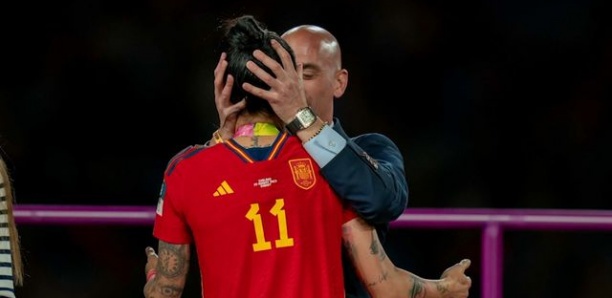 LUIS RUBIALES JUGÉ À PARTIR DE CE LUNDI DANS L'AFFAIRE DU BAISER FORCÉ SUR JENNI HERMOSO LUIS RUBIALES JUGÉ À PARTIR DE CE LUNDI DANS L'AFFAIRE DU BAISER FORCÉ SUR JENNI HERMOSO