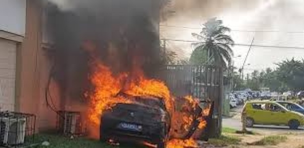 Afrique Côte d’Ivoire : Un véhicule explose devant le siège du parti de Charles Blé Goudé à Abidjan Afrique Côte d’Ivoire : Un véhicule explose devant le siège du parti de Charles Blé Goudé à Abidjan