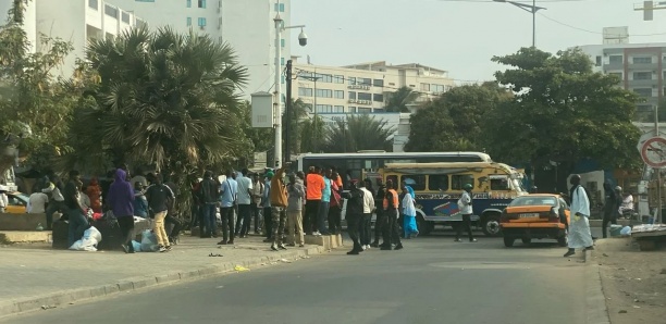 Justice Arrêtés hier devant les locaux du Pool judiciaire financier : Les 5 partisans de Farba Ngom seront jugés mardi prochain Justice Arrêtés hier devant les locaux du Pool judiciaire financier : Les 5 partisans de Farba Ngom seront jugés mardi prochain