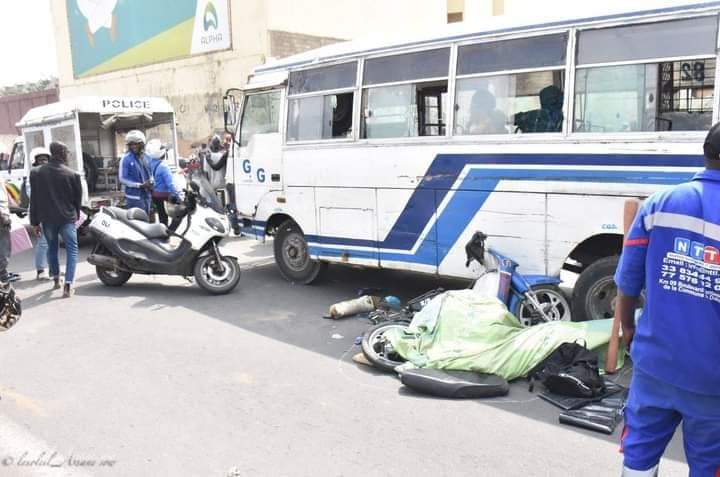 Tragédie à Potou : Trois jeunes périssent dans une collision entre une moto et un bus