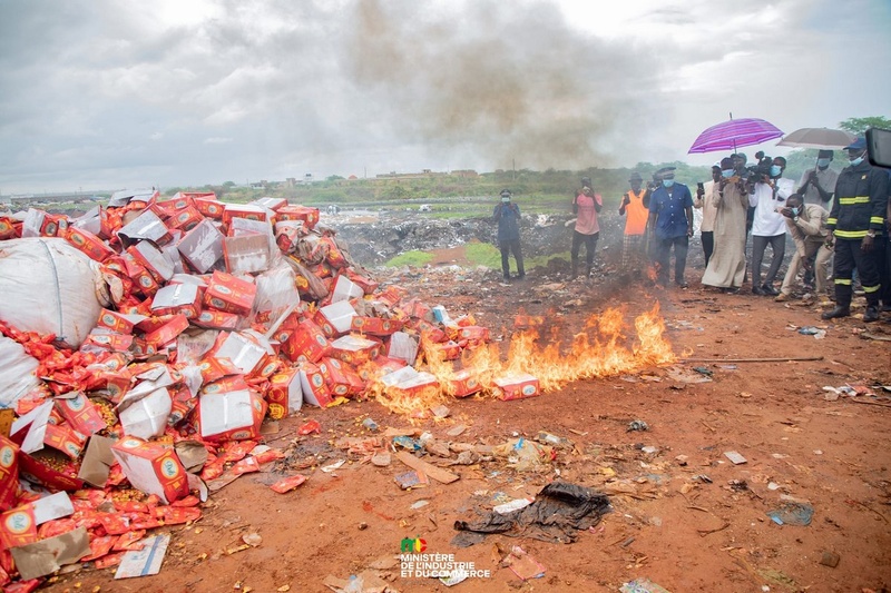 Dagana : Plus de 2,4 millions de FCFA de produits impropres incinérés Dagana : Plus de 2,4 millions de FCFA de produits impropres incinérés