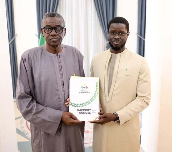 Bassirou Diomaye Faye reçoit le Rapport annuel du Médiateur de la République Bassirou Diomaye Faye reçoit le Rapport annuel du Médiateur de la République