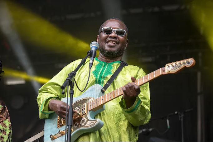 Des milliers de personnes réunies pour un dernier adieu au chanteur Amadou à Bamako…