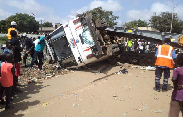 Accident mortel à Kaffrine : un mort et 18 blessés dans un choc entre un minibus et un camion