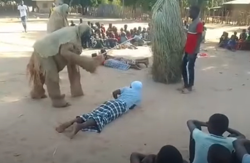 Kataba : des élèves fouettés en public pour leurs mauvaises notes, des arrestations en cours Kataba : des élèves fouettés en public pour leurs mauvaises notes, des arrestations en cours
