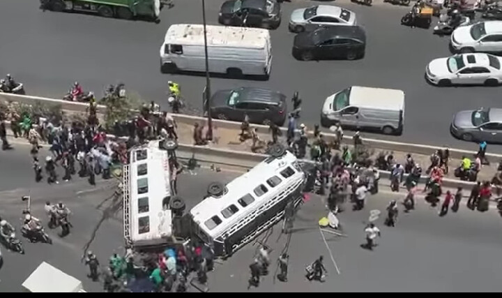 Accident sur l’autoroute à péage : collision entre deux cars « Ndiaga Ndiaye » au pont Hann Accident sur l’autoroute à péage : collision entre deux cars « Ndiaga Ndiaye » au pont Hann