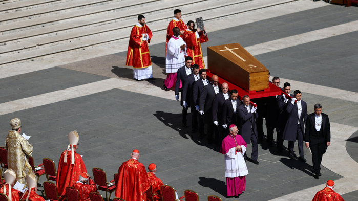 Foule de fidéles et de Chefs D’État, cortége, hommage: retour sur les funérailles de pape François