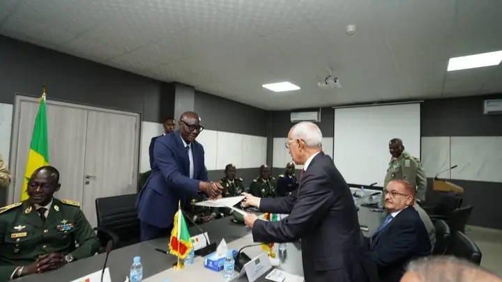 Visite de haut niveau en Mauritanie : le ministre Birame Diop et le CEMGA renforcent la coopération militaire Visite de haut niveau en Mauritanie : le ministre Birame Diop et le CEMGA renforcent la coopération militaire