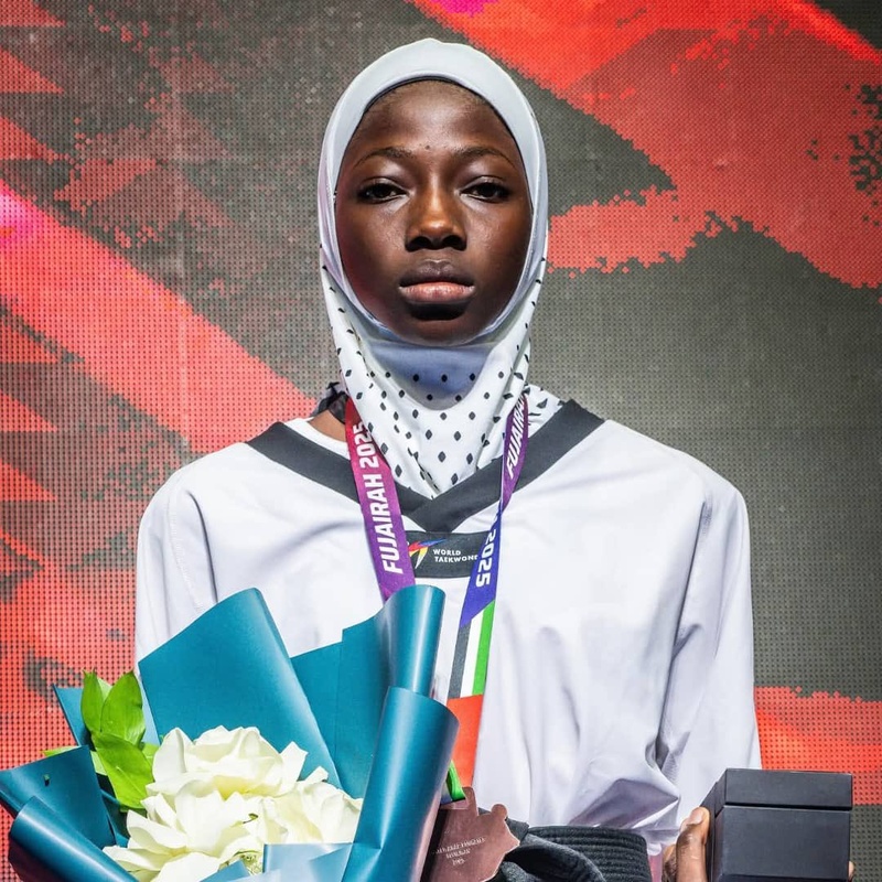 Tening Faye, 15 ans, entre dans l’histoire du taekwondo sénégalais avec une médaille mondiale