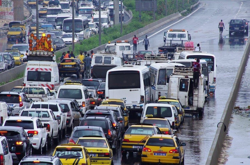 Tabaski 2026 : un embouteillage massif ralentit le grand départ sur l’Autoroute de l’Avenir Tabaski 2026 : un embouteillage massif ralentit le grand départ sur l’Autoroute de l’Avenir
