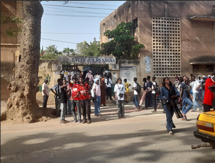Tension au lycée Jules Sagna de Thiès : Les élèves boycottent les compositions Tension au lycée Jules Sagna de Thiès : Les élèves boycottent les compositions