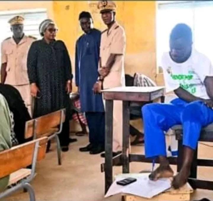 Bachelier avec mention bien, Pape Natango Mbaye impressionne par sa détermination malgré le handicap
