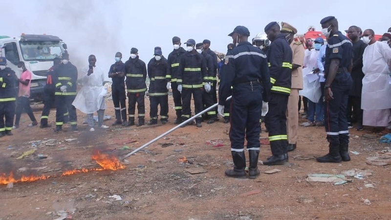 377 tonnes de produits impropres incinérées à Mbour sous la supervision du préfet