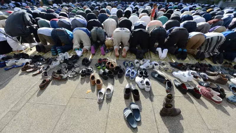 Dakar : six mois de prison pour un voleur de chaussures à la mosquée Centenaire Dakar : six mois de prison pour un voleur de chaussures à la mosquée Centenaire