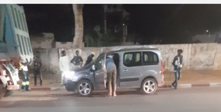 Accident spectaculaire près du Stade Maniang Soumaré: une Renault percute un camion