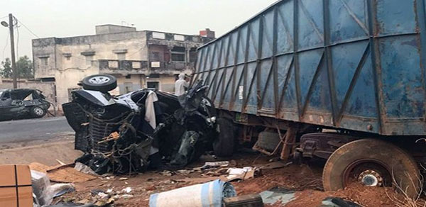 Thiès – Drame au rond-point Stade Lat Dior : un camion frigorifique fonce dans la foire et fait un mort Thiès – Drame au rond-point Stade Lat Dior : un camion frigorifique fonce dans la foire et fait un mort